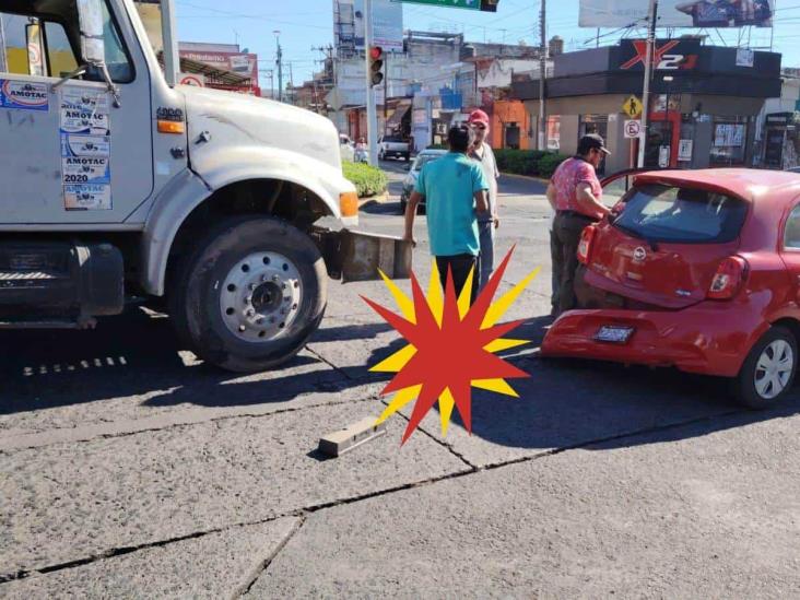 Volteo embiste auto compacto en avenida Ávila Camacho de Xalapa