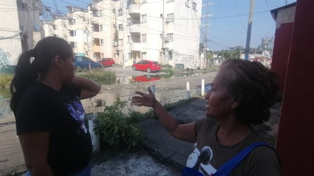 Vivimos en la cochinada, vecinos de Coatzacoalcos de quejan del mal estado de drenajes | VIDEO