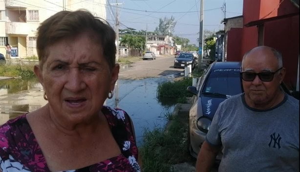 Vivimos en la cochinada, vecinos de Coatzacoalcos de quejan del mal estado de drenajes | VIDEO