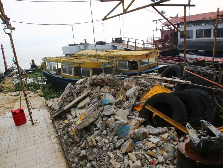 Continúan labores de demolición en el paso de lanchas de Coatzacoalcos