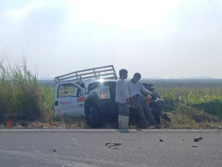 Camioneta termina fuera de la cinta de rodamiento en Las Matas