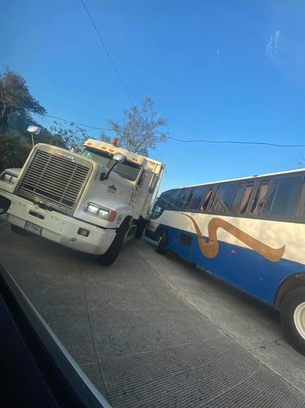 ¡Vaya susto! Chocan autobús y camión en curva de La Z en Yecuatla