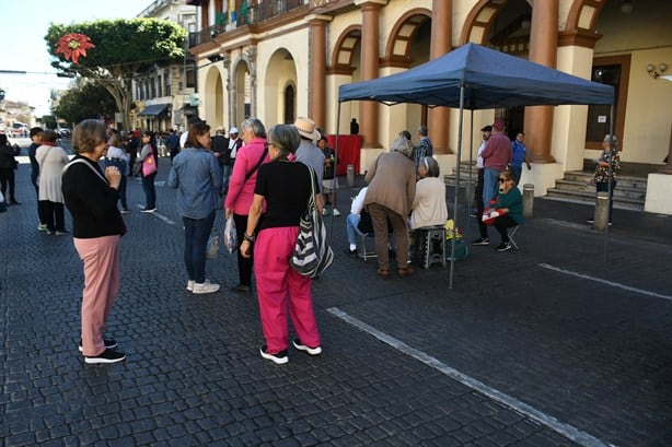 Cuitláhuac se va sin pagar a profesores jubilados de Veracruz; lo tachan de mentiroso