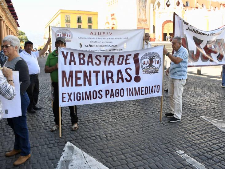 Cuitláhuac se va sin pagar a profesores jubilados de Veracruz; lo tachan de mentiroso