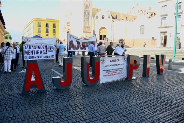 Cuitláhuac se va sin pagar a profesores jubilados de Veracruz; lo tachan de mentiroso