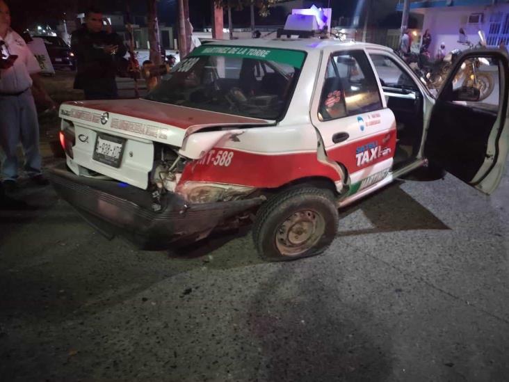 Choque entre motociclista y taxista en Martínez de la Torre