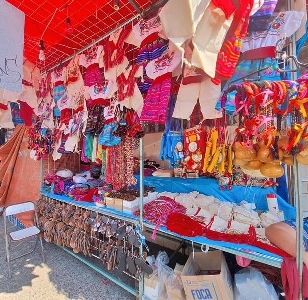 Inicia la venta de trajes en honor a la Virgen de Guadalupe en calles de Veracruz