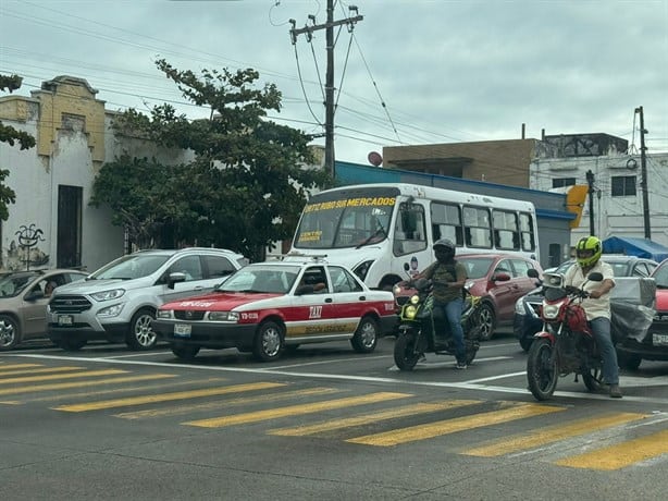 Llaman a denunciar cobros excesivos de taxistas en Veracruz durante Caravana Cola-Cola ante Transporte Público