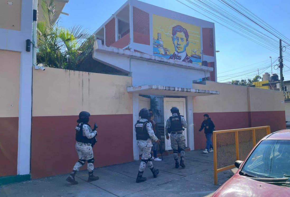 Adolescente ingresa a secundaria de Veracruz con pistola y se moviliza hasta la Guardia Nacional