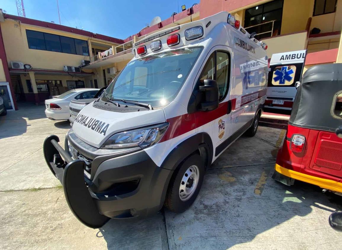 Ambulancia donada por Pemex hace dos meses sigue estacionada pese a ser necesaria