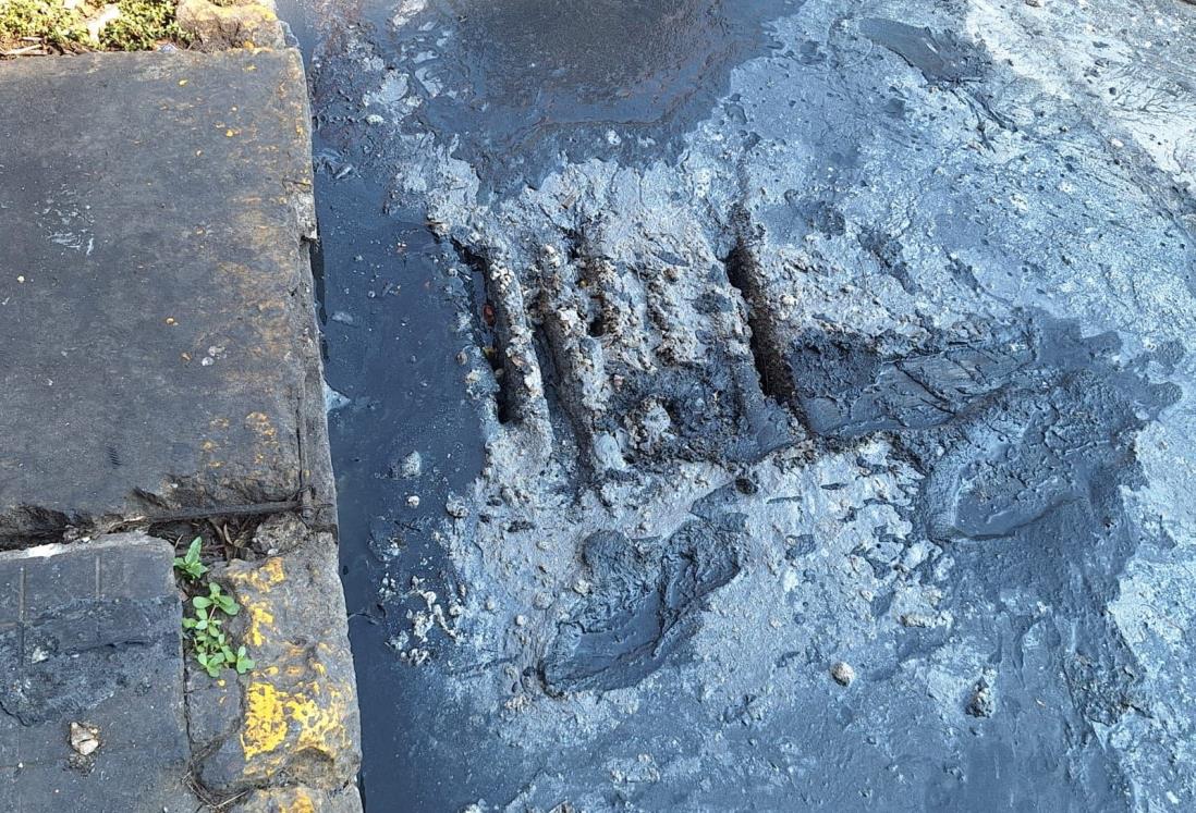 Grasa tapa alcantarillas en la zona Centro de Veracruz