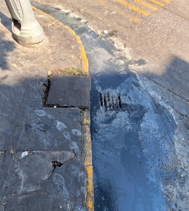 Grasa tapa alcantarillas en la zona Centro de Veracruz