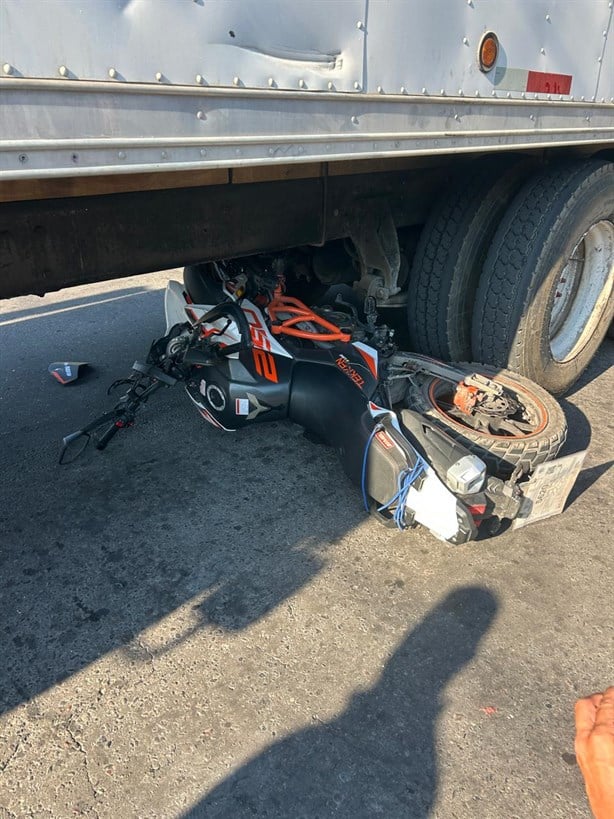 Motociclistas terminan bajo las llantas de un tráiler en Veracruz