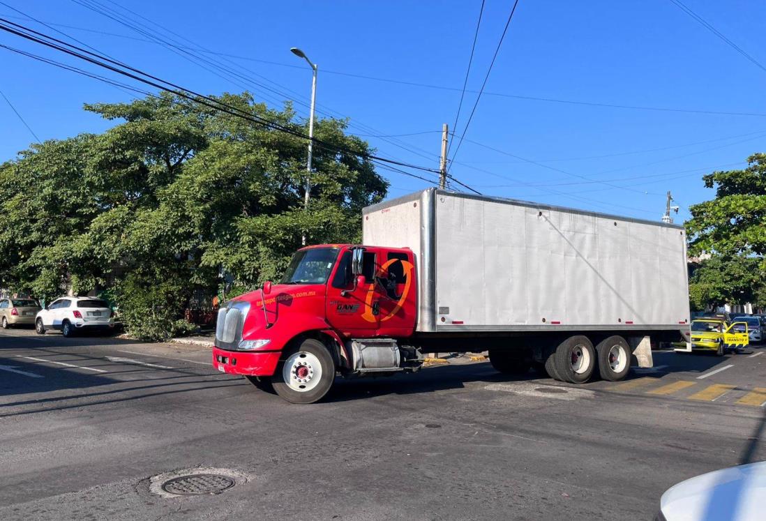 Motociclistas terminan bajo las llantas de un tráiler en Veracruz