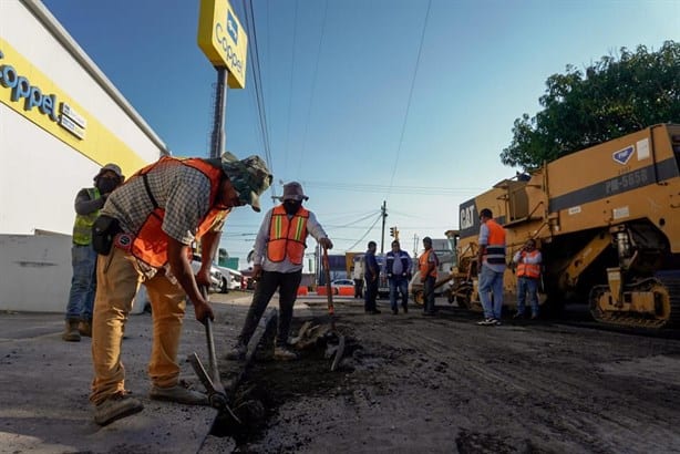 Supervisa Juan Manuel Unánue trabajos de pavimentación en Joyas de Mocambo