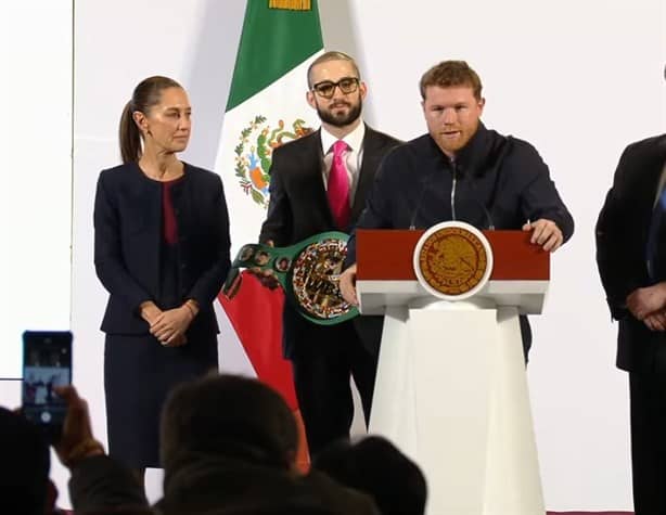 El "Canelo" Álvarez entrega guantes de la paz a Claudia Sheinbaum; harán clase masiva de boxeo