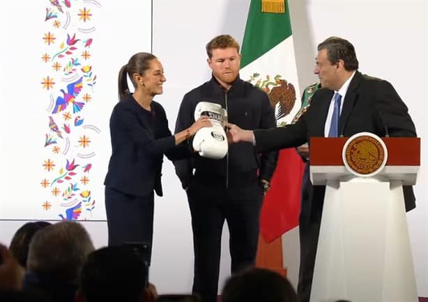 El "Canelo" Álvarez entrega guantes de la paz a Claudia Sheinbaum; harán clase masiva de boxeo