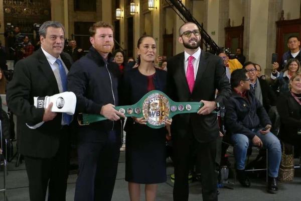 El "Canelo" Álvarez entrega guantes de la paz a Claudia Sheinbaum; harán clase masiva de boxeo