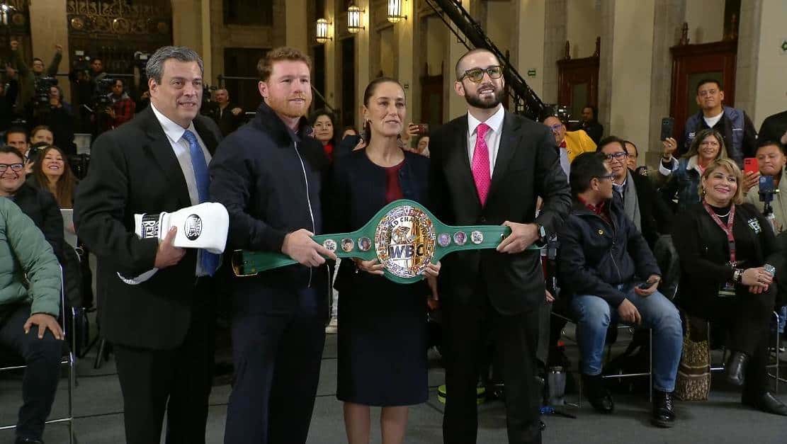 El “Canelo” Álvarez entrega guantes de la paz a Claudia Sheinbaum; harán clase masiva de boxeo