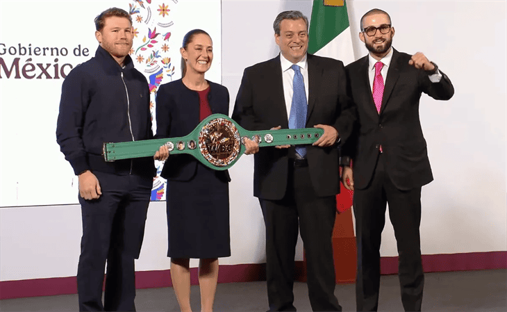 ¡Sorpresa! El Canelo Álvarez le entrega los guantes de la paz a Claudia Sheinbaum 