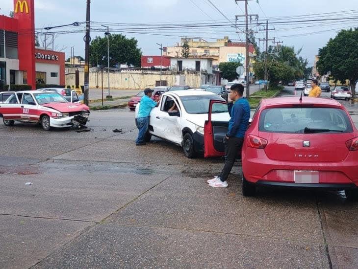 Fuerte carambola en el centro de Coatzacoalcos deja cuantiosos daños materiales