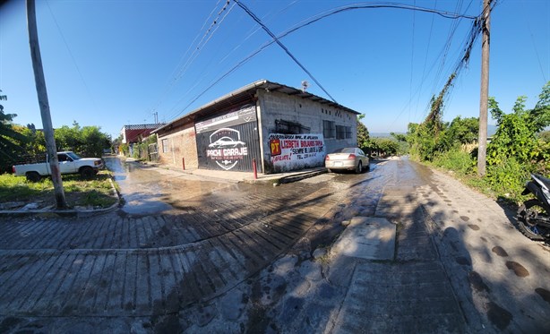 Por fuga de agua vecinos exigen atención inmediata en Misantla