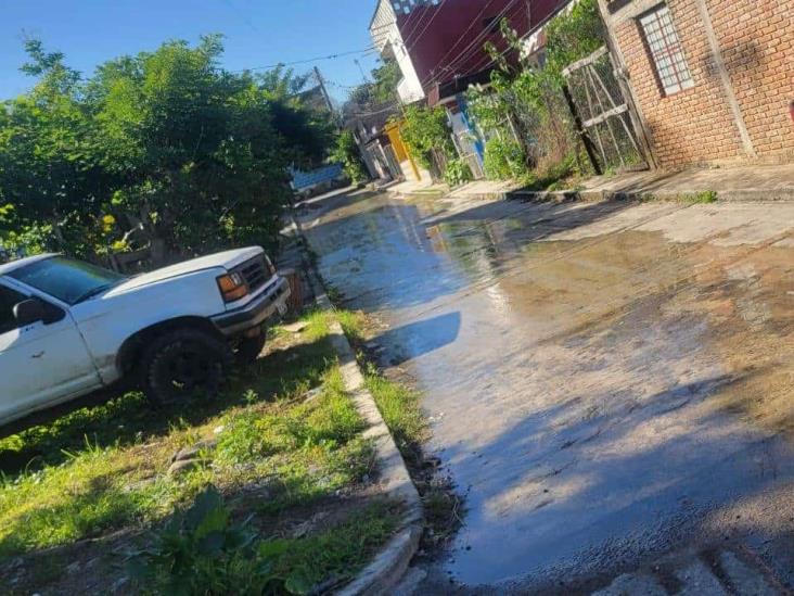 Por fuga de agua vecinos exigen atención inmediata en Misantla