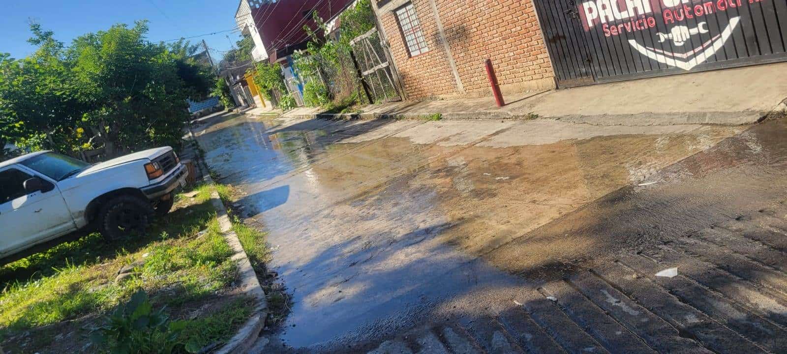 Por fuga de agua vecinos exigen atención inmediata en Misantla