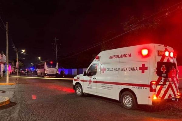 Hombre y niño caen de la batea de una camioneta en Paso de Ovejas, Veracruz
