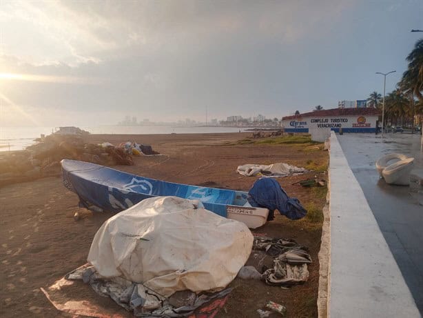 Pescadores resguardan lanchas previo al ingreso del norte en Veracruz