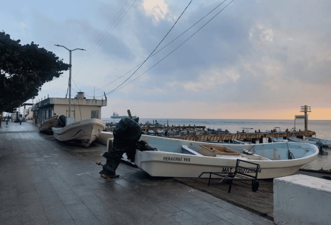 Pescadores resguardan lanchas previo al ingreso del norte en Veracruz