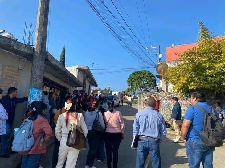 Toman Supervisión Escolar en Coscomatepec, demandan reinstalación de maestro