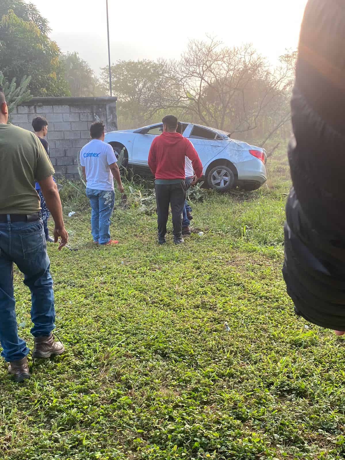 Joven de Paso de Ovejas vuelca su automóvil y termina fuera de la carretera