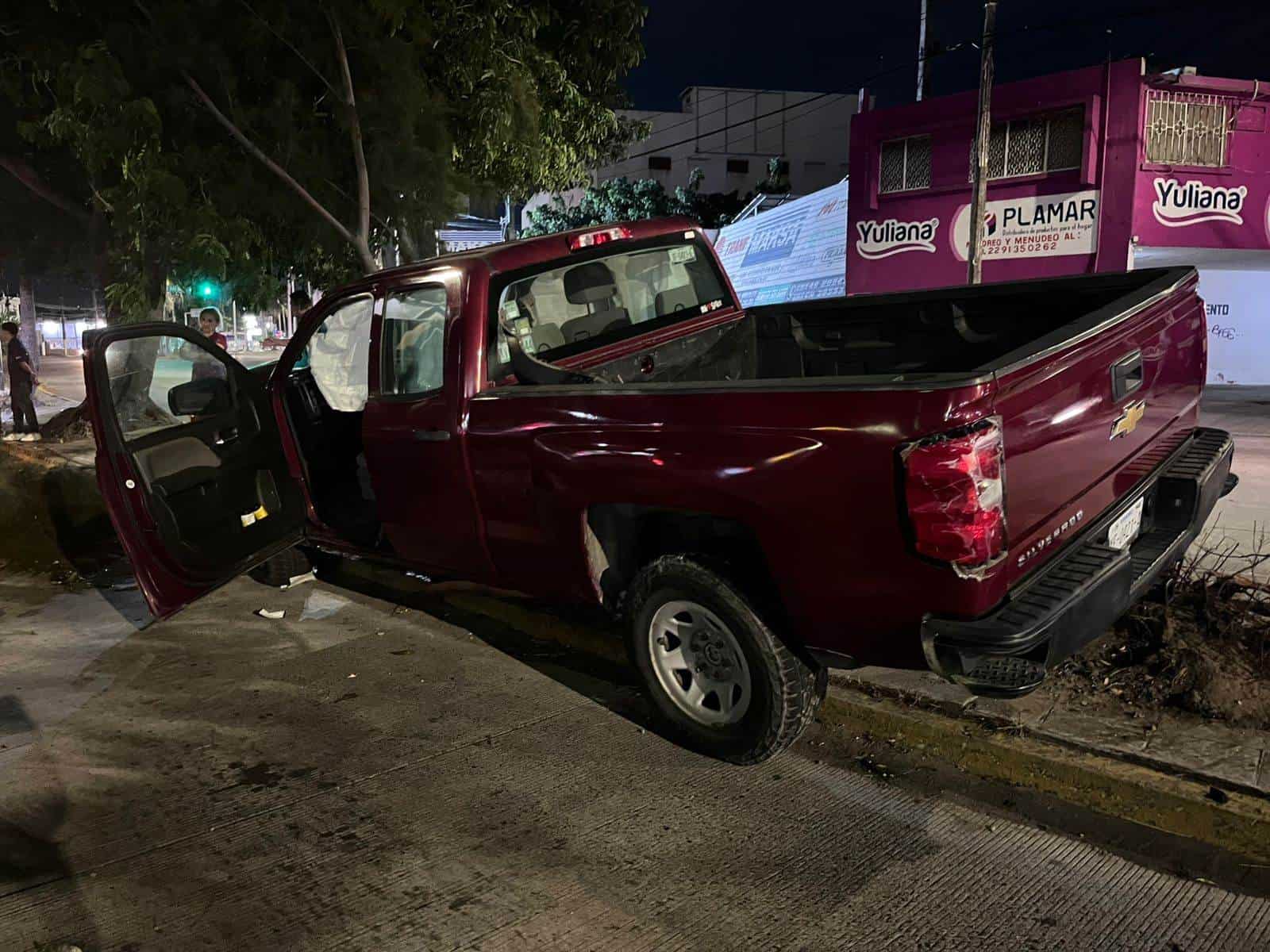 Mujer en estado de ebriedad se estrella contra dos árboles en Veracruz | VIDEO