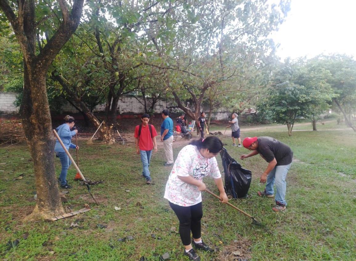 Ciudadanía se une para limpiar campo deportivo en Minatitlán