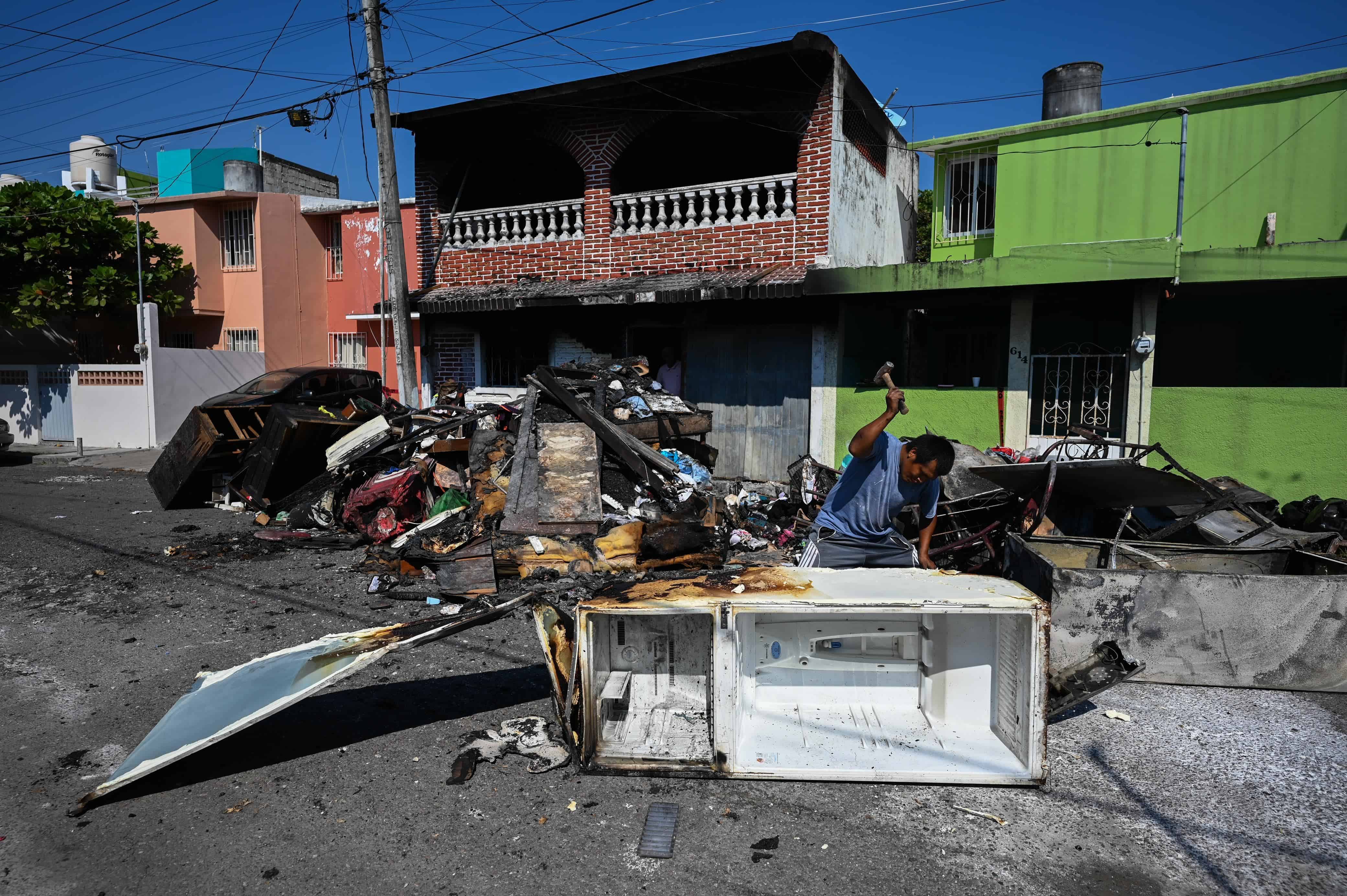 Clama ayuda familia que perdió su patrimonio y sus mascotas en incendio de Boca del Río