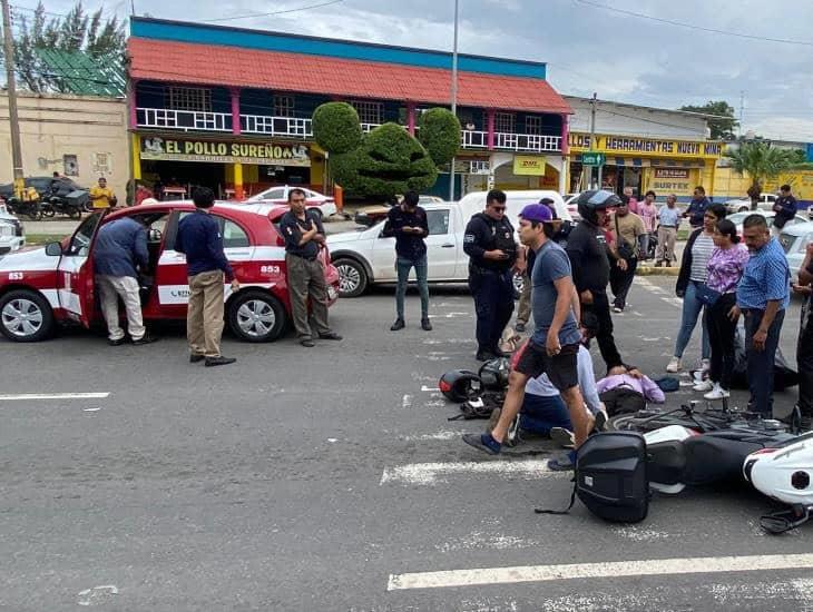 Motocilista termina lesionado tras ser arrollado por un taxi en Minatitlán | VIDEO