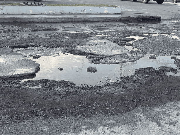 Vecinos de Tejería exigen reparar bache convertido en laguna