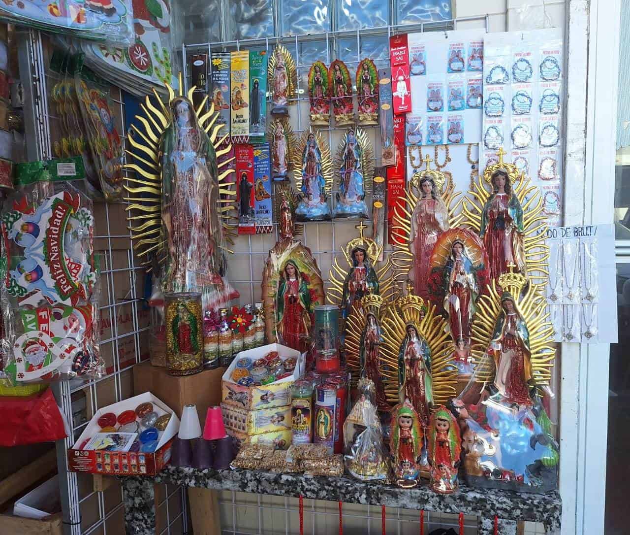 Feligreses acuden a comprar figuras de la Virgen de Guadalupe a mercados de Veracruz