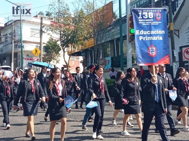 Marchan en Xalapa por aniversario de la Normal; calles cerradas