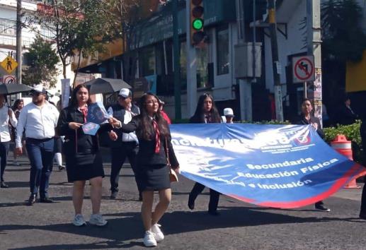 Marchan en Xalapa por aniversario de la Normal; calles cerradas