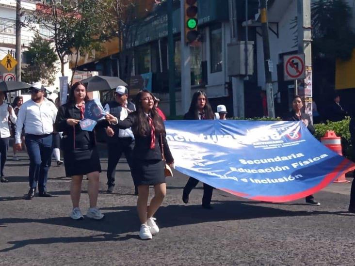 Marchan en Xalapa por aniversario de la Normal; calles cerradas