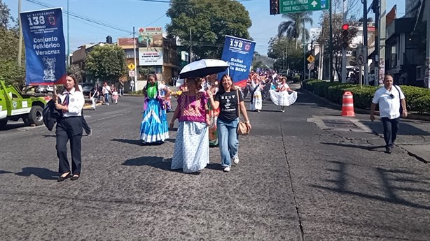 Marchan en Xalapa por aniversario de la Normal; calles cerradas