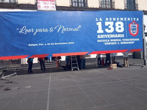 Marchan en Xalapa por aniversario de la Normal; calles cerradas