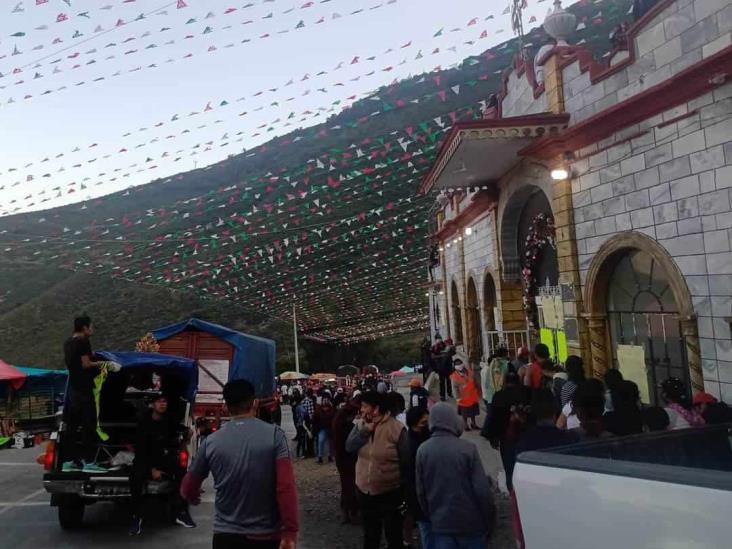 Peregrinos y derrumbes complican tránsito en la Acultzingo-Tehuacán