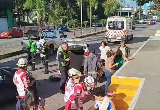 Volcadura en bulevar de Córdoba deja tres heridos y cierre al tránsito