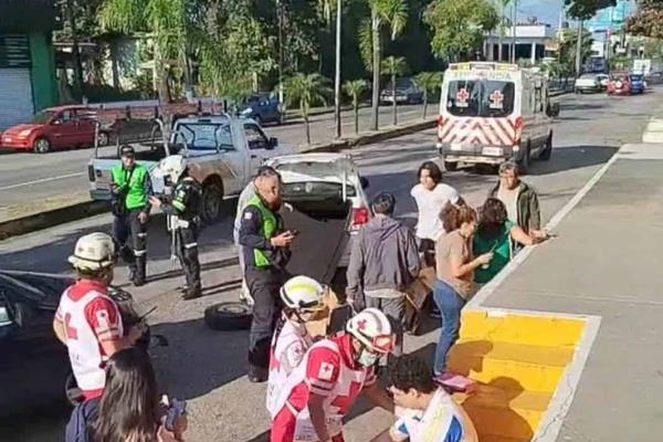 Volcadura en bulevar de Córdoba deja tres heridos y cierre al tránsito