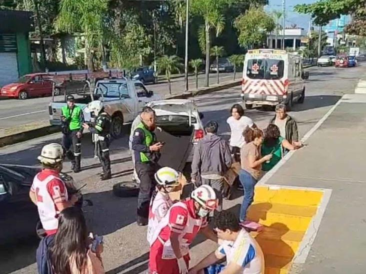 Volcadura en bulevar de Córdoba deja tres heridos y cierre al tránsito