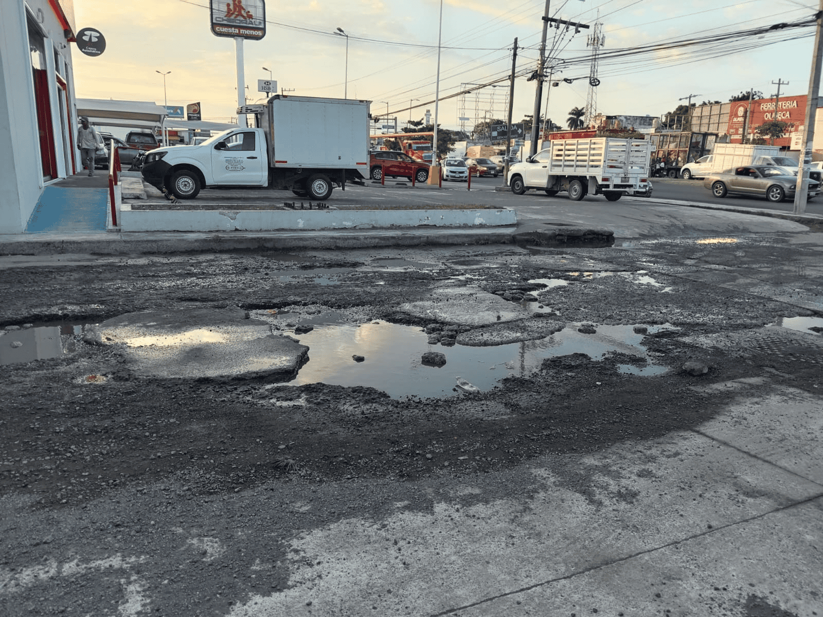 Vecinos de Tejería exigen reparar bache convertido en laguna