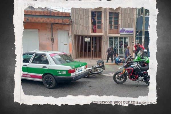 En Xalapa, motociclista termina lesionado tras ser golpeado por un taxi